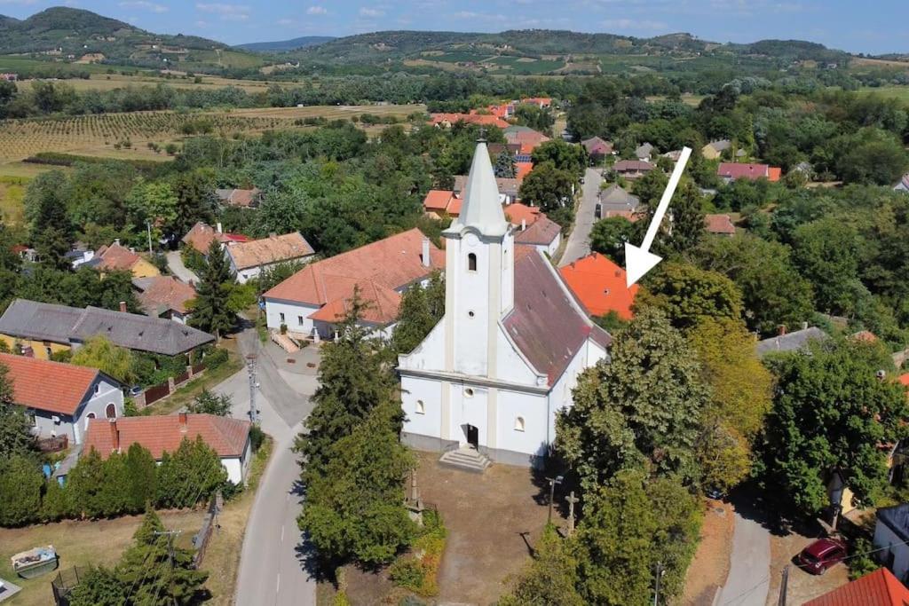 Parokia Apartman Es Coworking A Balaton Mellett Kaptalantoti Екстериор снимка