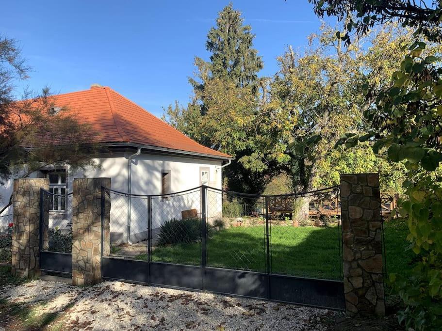 Parokia Apartman Es Coworking A Balaton Mellett Kaptalantoti Екстериор снимка