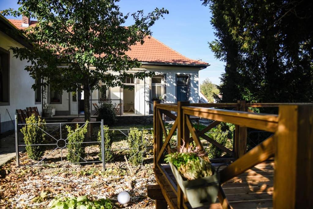 Parokia Apartman Es Coworking A Balaton Mellett Kaptalantoti Екстериор снимка